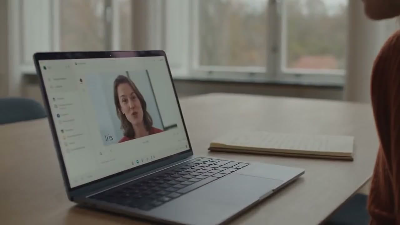 Inwoner in gesprek met Iris via een videoverbinding op een laptop